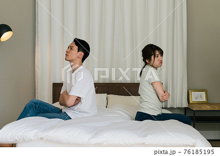 喧嘩する夫婦 76185195
