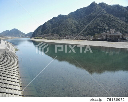 日本の川景色:岐阜市を流れる長良川と岐阜城のある金華山 日本の川景色:岐阜市を流れる長良川と岐阜城のある金華山 76186072