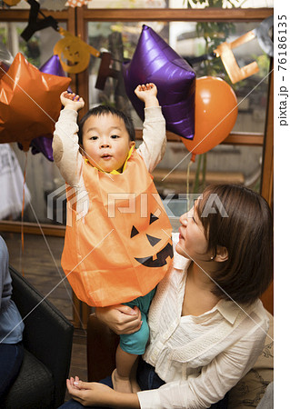 仮装をする子供 仮装をする子供 76186135