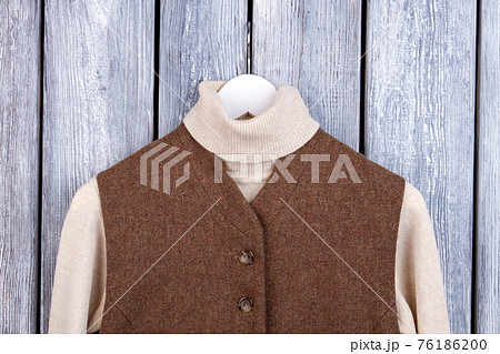 White sweater collar and brown jacket. 76186200
