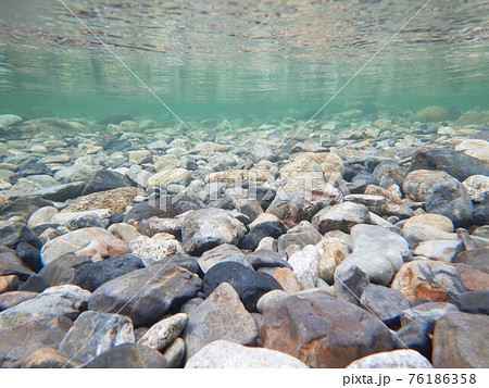 三重県尾鷲市にある銚子川の透明度と水中、水面、川底石、川底のようす 76186358