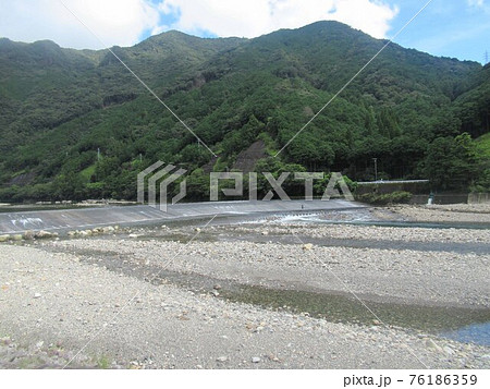 三重県尾鷲市にある銚子川の堰堤の全景 76186359