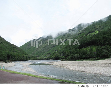 三重県尾鷲市にある銚子川とそれを囲む山の風景 76186362