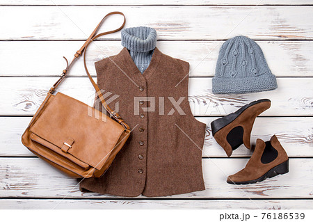 Brown female winter look with handbag. 76186539