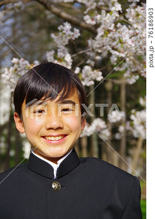 入学式　制服姿の学生　桜の季節　卒業式 76186903