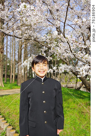 入学式　制服姿の学生　桜の季節　卒業式 76186904
