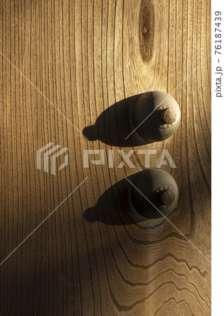 年輪が美しい木の門扉にある乳鋲 76187439