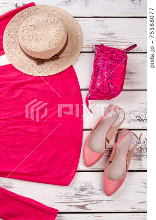 Women's garment: pink blouse, beach hat, purse and pink shoes. 76188077
