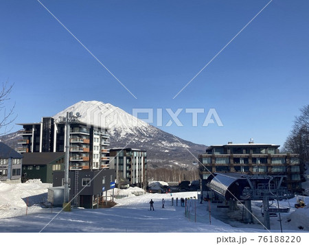ニセコ　スキー場　雪化粧した羊蹄山 76188220