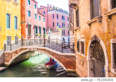 View between the canals of Venice, Italy View between the canals of Venice, Italy 76189268