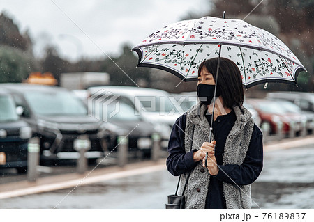 傘をさす女性 雨 傘をさす女性 雨 76189837