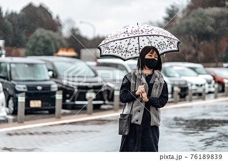 傘をさす女性 雨 傘をさす女性 雨 76189839