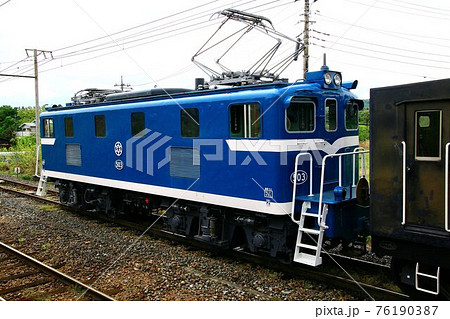 石灰石を運ぶ電気機関車… 秩父鉄道・石灰石貨物 石灰石を運ぶ電気機関車… 秩父鉄道・石灰石貨物 76190387
