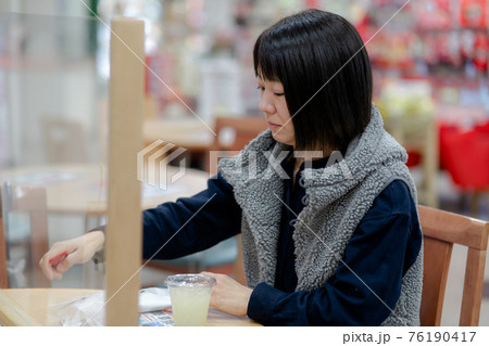 30代日本人女性　休憩イメージ 76190417