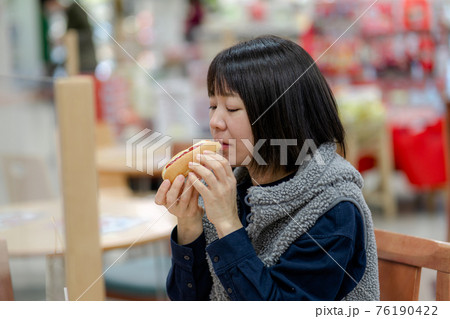 30代日本人女性 休憩イメージ 30代日本人女性 休憩イメージ 76190422