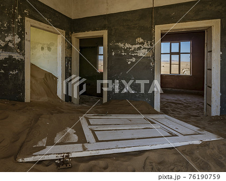 Sand has invaded and taken over these rooms in Kolmanskoppe 76190759
