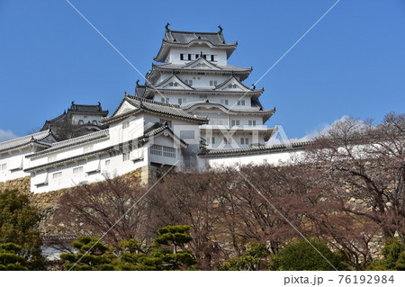 日本の兵庫県の姫路市 世界遺産で国宝でもある姫路城 春の桜と青空と立派な天守閣 日本の兵庫県の姫路市 世界遺産で国宝でもある姫路城 春の桜と青空と立派な天守閣 76192984
