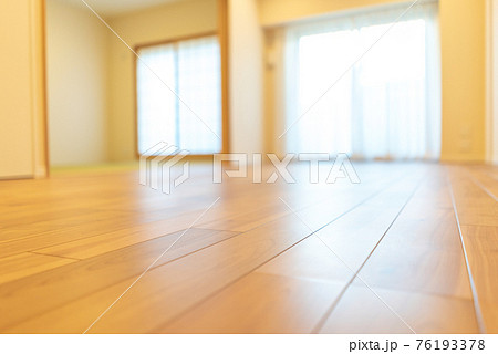 新築マンションのリビングダイニングと繋がる和室の写真素材