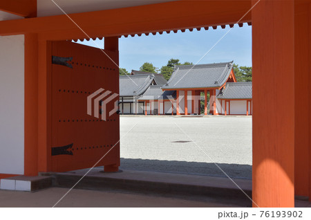 京都御所　西回廊の門から月華門を望む　京都市 76193902