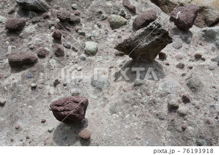 風化した岩から飛び出した石 風化した岩から飛び出した石 76193918