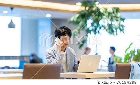 ビジネスマン 男性　オフィス　スマホ　話す 76194588