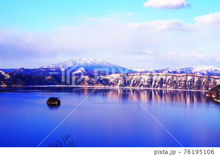 残雪残る摩周湖 カムイシュ島と斜里岳 北海道 残雪残る摩周湖 カムイシュ島と斜里岳 北海道 76195106