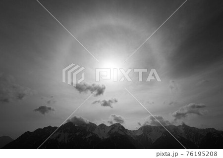 蝶ヶ岳より日暈と槍・穂高連峰(モノクロバージョン) 蝶ヶ岳より日暈と槍・穂高連峰(モノクロバージョン) 76195208