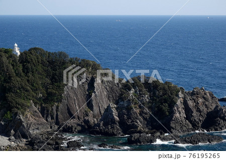 断崖絶壁に立つ叶崎灯台 76195265