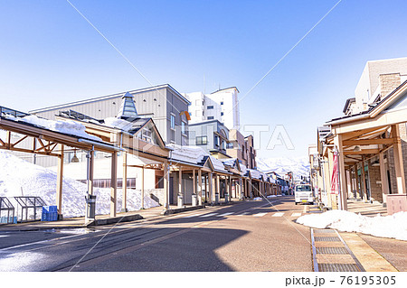 妙高市　朝日町商店街の街並み 76195305