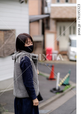 怯える女性 30代日本人女性 怯える女性 30代日本人女性 76195323