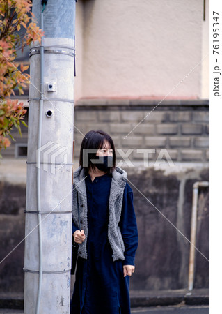 怯える女性 30代日本人女性 怯える女性 30代日本人女性 76195347