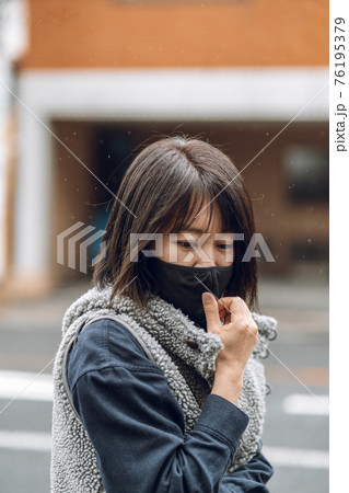 怯える女性 30代日本人女性 怯える女性 30代日本人女性 76195379