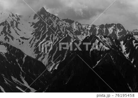 蝶ヶ岳から槍沢、槍ヶ岳を望む(モノクロバージョン) 蝶ヶ岳から槍沢、槍ヶ岳を望む(モノクロバージョン) 76195458