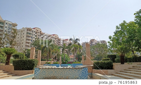 インドの高級アパートメントと公園 76195863