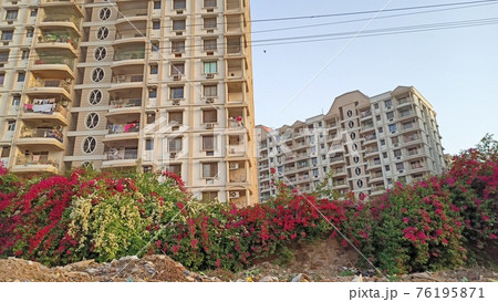 夕日を浴びるインドのアパートメント 76195871