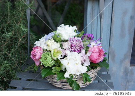 春の色々なお花のラウンドアレンジ 76195935