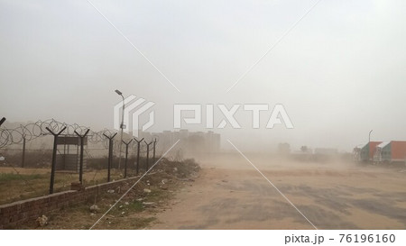 インドの駐車場を砂嵐が襲う 76196160