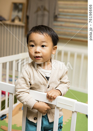 キッズスペースで遊ぶ男の子 キッズスペースで遊ぶ男の子 76196666