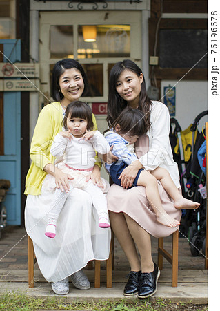 ママ会の記念撮影 76196678