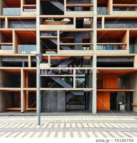 木の格子の建築物 76196708