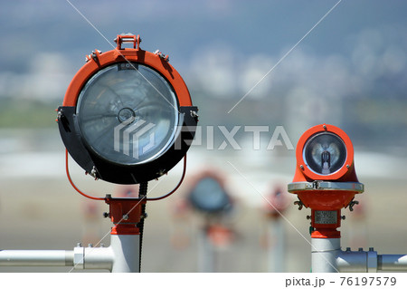 滑走路の終端にある航空灯火の写真素材 [76197579] - PIXTA