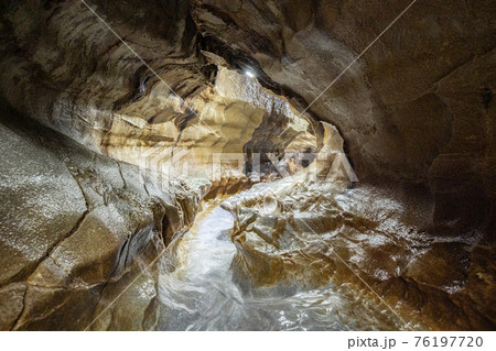 壮大な地下宮殿　千仏鍾乳洞 76197720