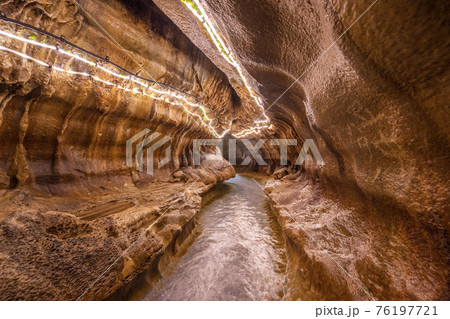 壮大な地下宮殿　千仏鍾乳洞 76197721