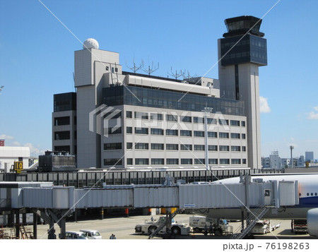 フィンガーから見た伊丹空港ターミナルビルの写真素材