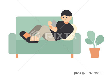 ソファに座ってスマホを使う男性 76198538