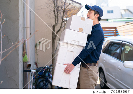荷物を運ぶ配送スタッフ 荷物を運ぶ配送スタッフ 76198667