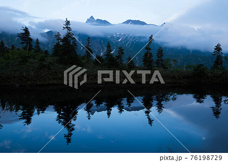 鏡池から槍穂高連峰 76198729