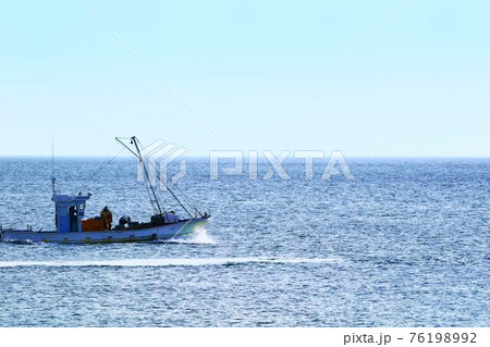 野付湾で走る漁船 北海道 野付湾で走る漁船 北海道 76198992