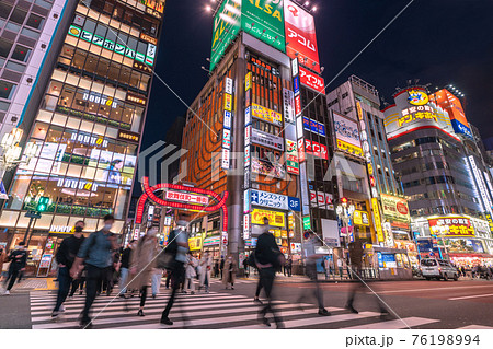 日本の東京都市景観　解除後、歌舞伎町には、多くの人出。再び感染爆発。変異株の脅威が…＝4月3日 76198994