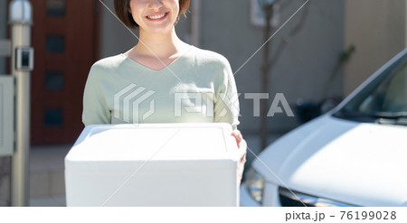 荷物を受け取る女性 76199028